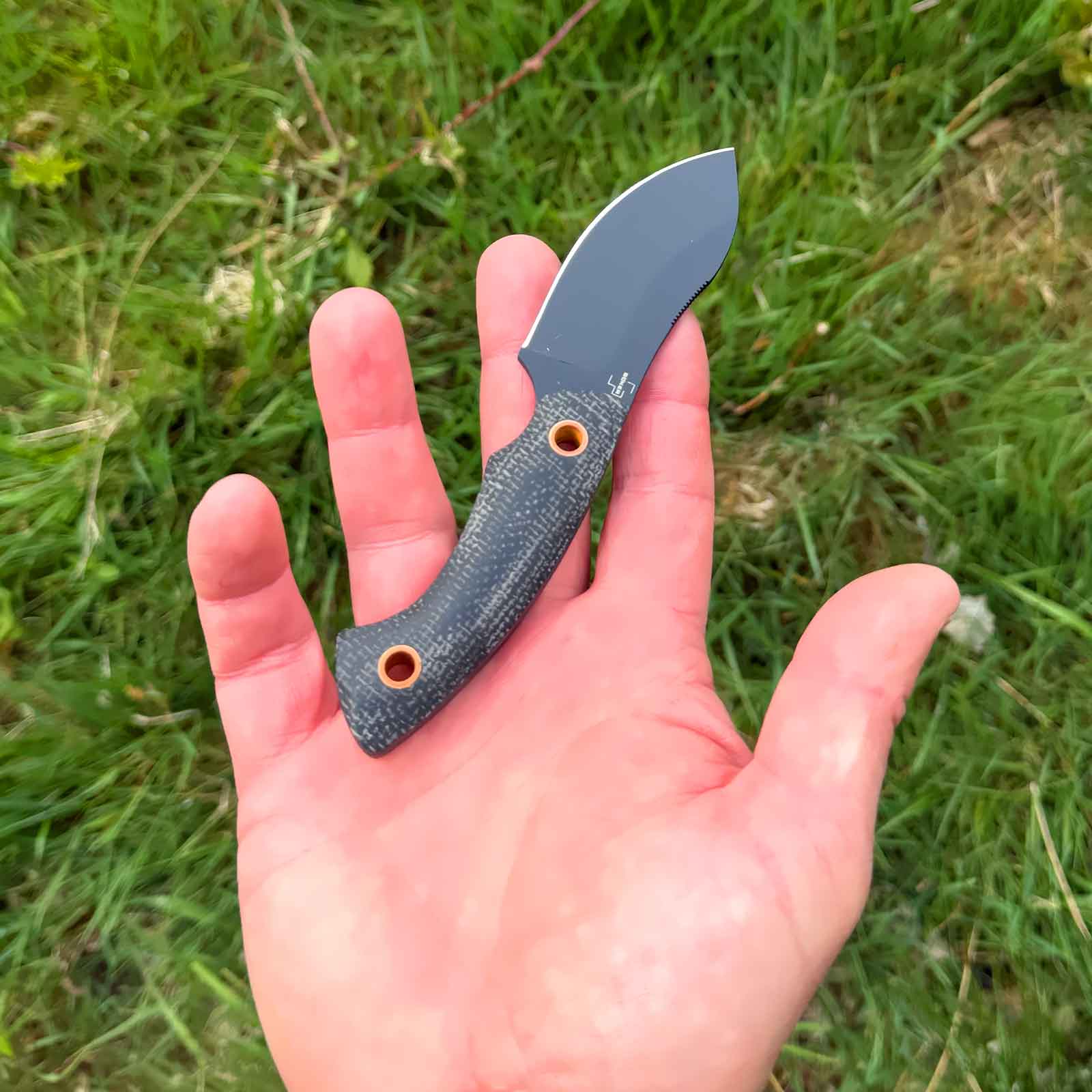Böker Plus Nessmi Pro Black – kompaktes D2 Outdoormesser mit schwarzer Lederscheide – Messeransicht