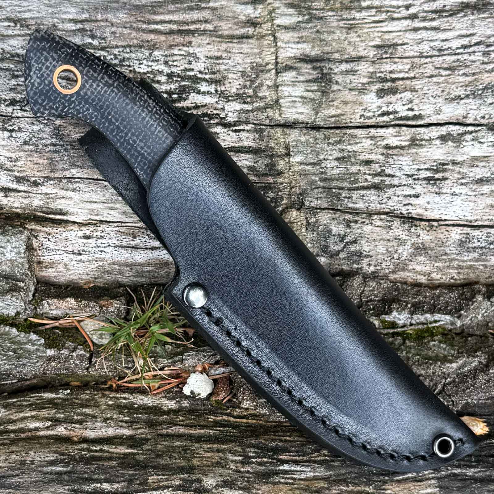 Böker Plus Nessmi Pro Black – kompaktes D2 Outdoormesser mit schwarzer Lederscheide – Etui und Tragezubehör / Messeransicht