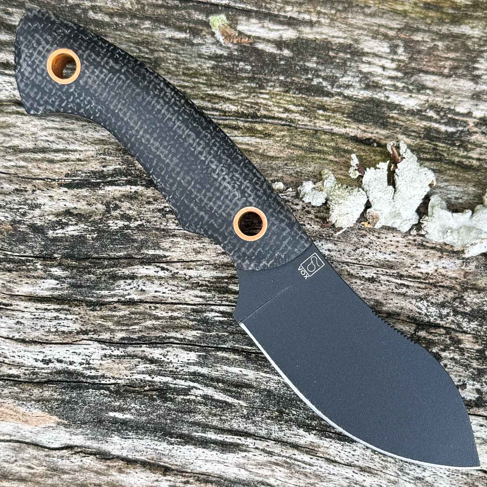 Böker Plus Nessmi Pro Black – kompaktes D2 Outdoormesser mit schwarzer Lederscheide – Klinge im Detail / Outdoor-Einsatz