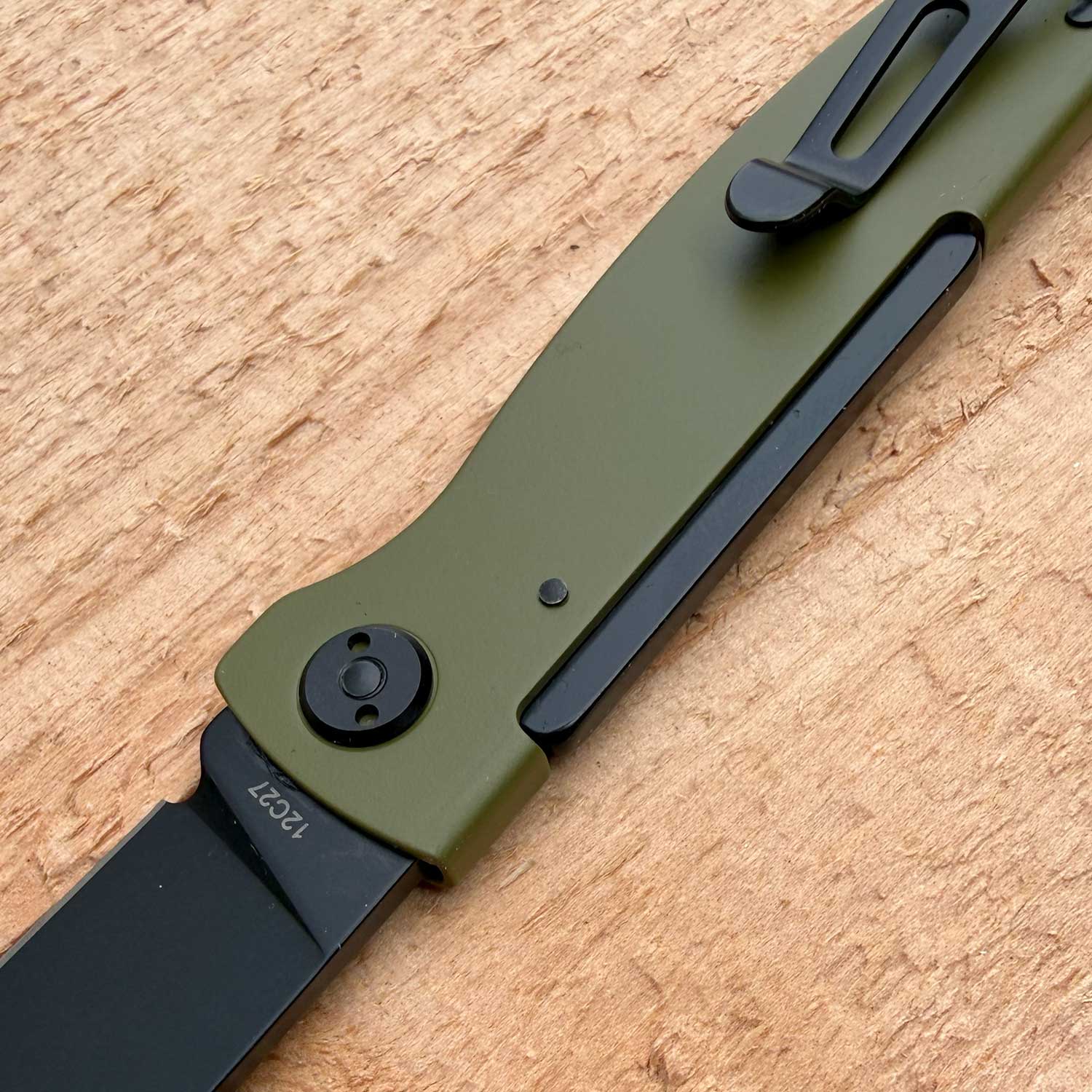 Böker Plus Atlas OD Green – Zweihand-Taschenmesser mit Slipjoint & Tip-Up Clip – Detailansicht