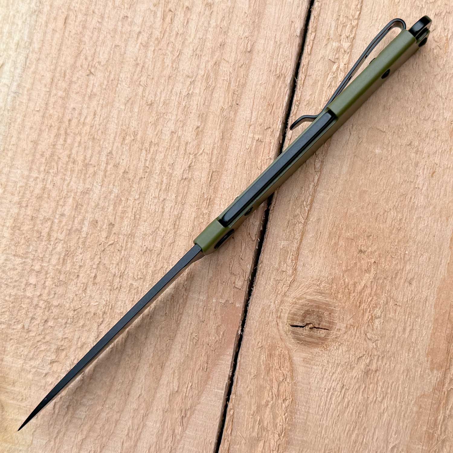 Böker Plus Atlas OD Green – Zweihand-Taschenmesser mit Slipjoint & Tip-Up Clip – Detailansicht