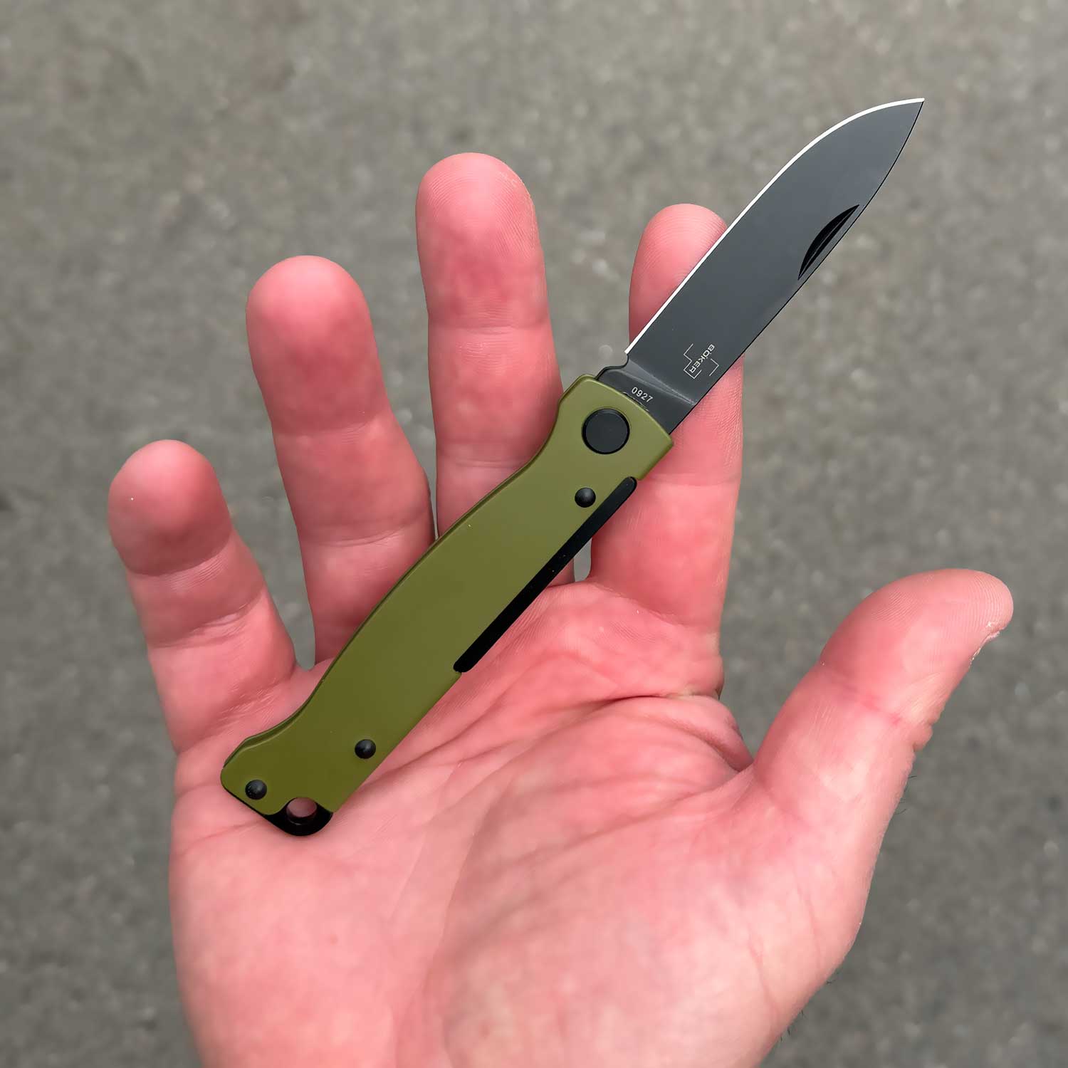 Böker Plus Atlas OD Green – Zweihand-Taschenmesser mit Slipjoint & Tip-Up Clip – Detailansicht