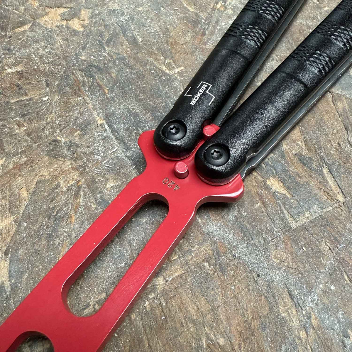 Böker Plus Balisong Relack Trainer – Butterfly Trainingsmesser mit Etui – Detailansicht