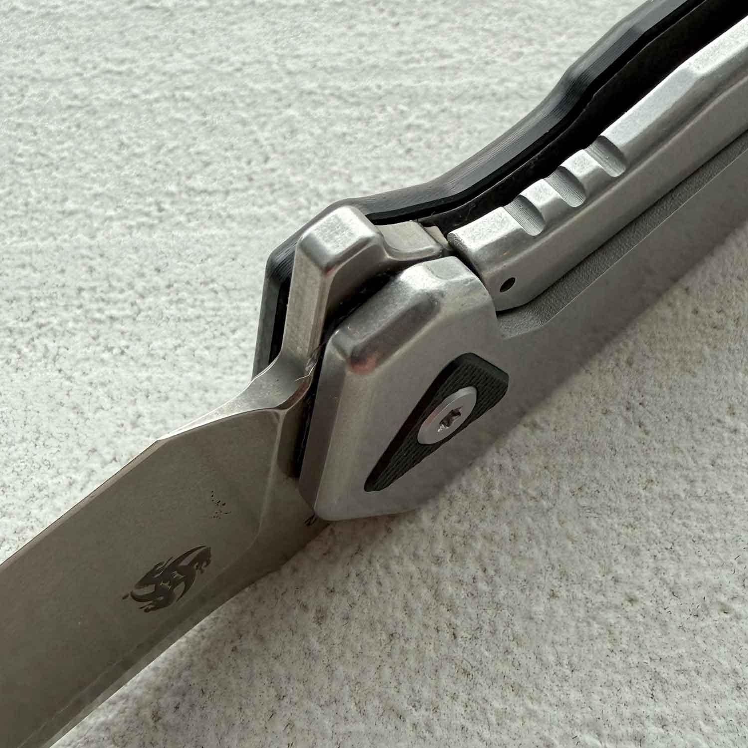 Böker Plus Gemtek Black G10 – Taschenmesser mit D2-Klinge & Deep Carry Clip – Detailansicht