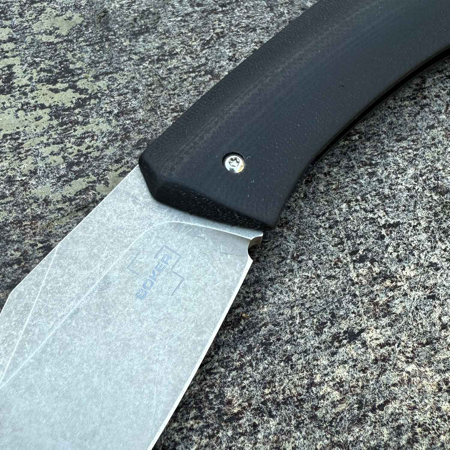 Böker Plus SamoSaur – Stonewash Taschenmesser mit D2-Klinge & G10-Griff – Detailansicht