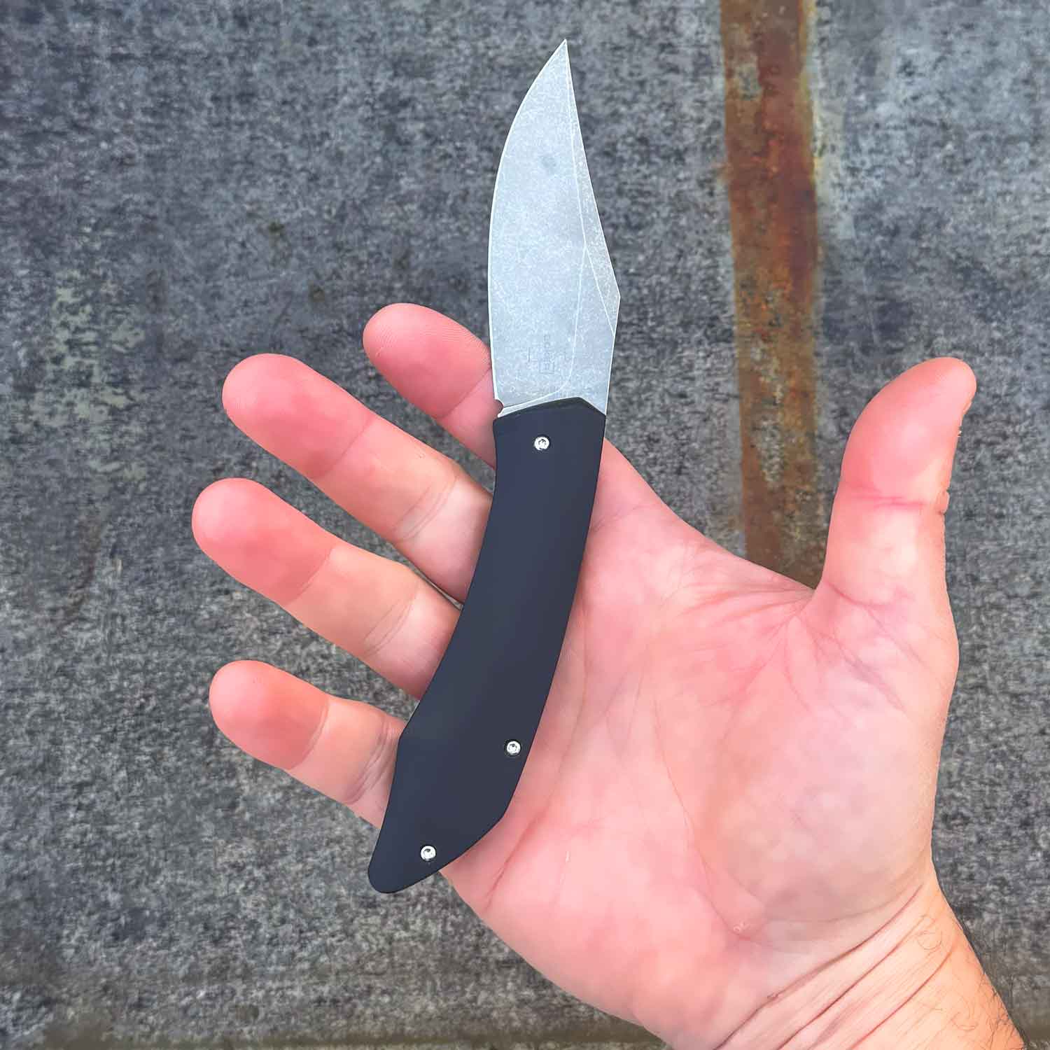 Böker Plus SamoSaur – Stonewash Taschenmesser mit D2-Klinge & G10-Griff – Detailansicht