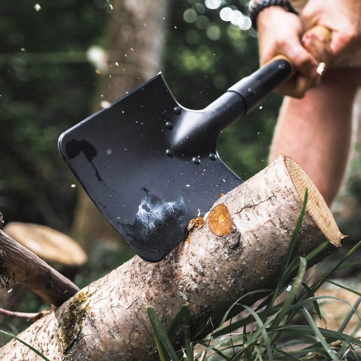 Böker Plus Shovel M1874 Outdoor Feldspaten mit Eschenholzgriff und Nylonetui – Detailansicht
