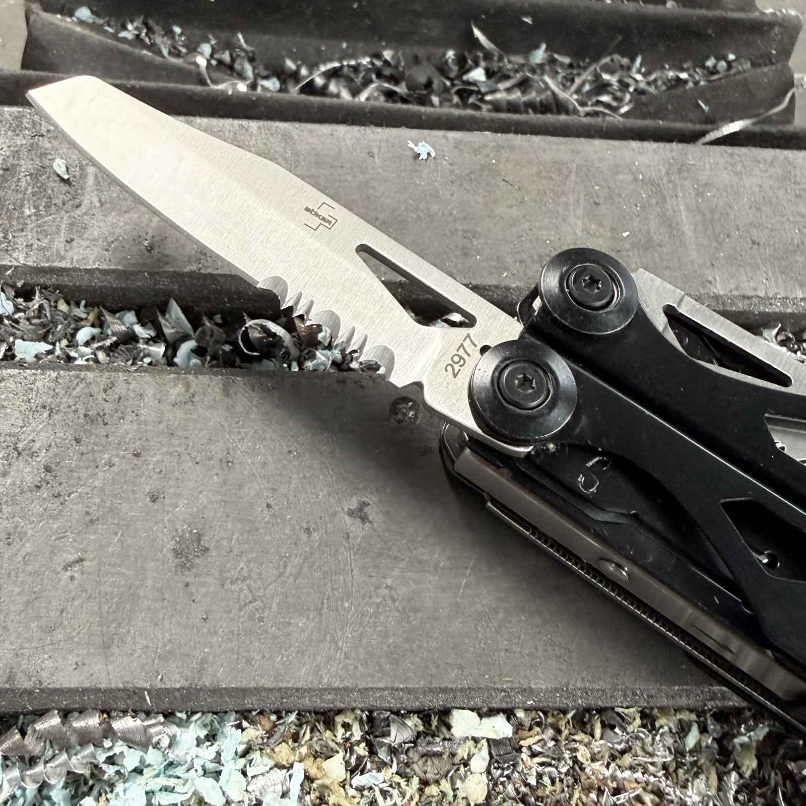Böker Plus Specialist II Multitool mit 13 Funktionen und Nylonetui – Klinge und Schneide