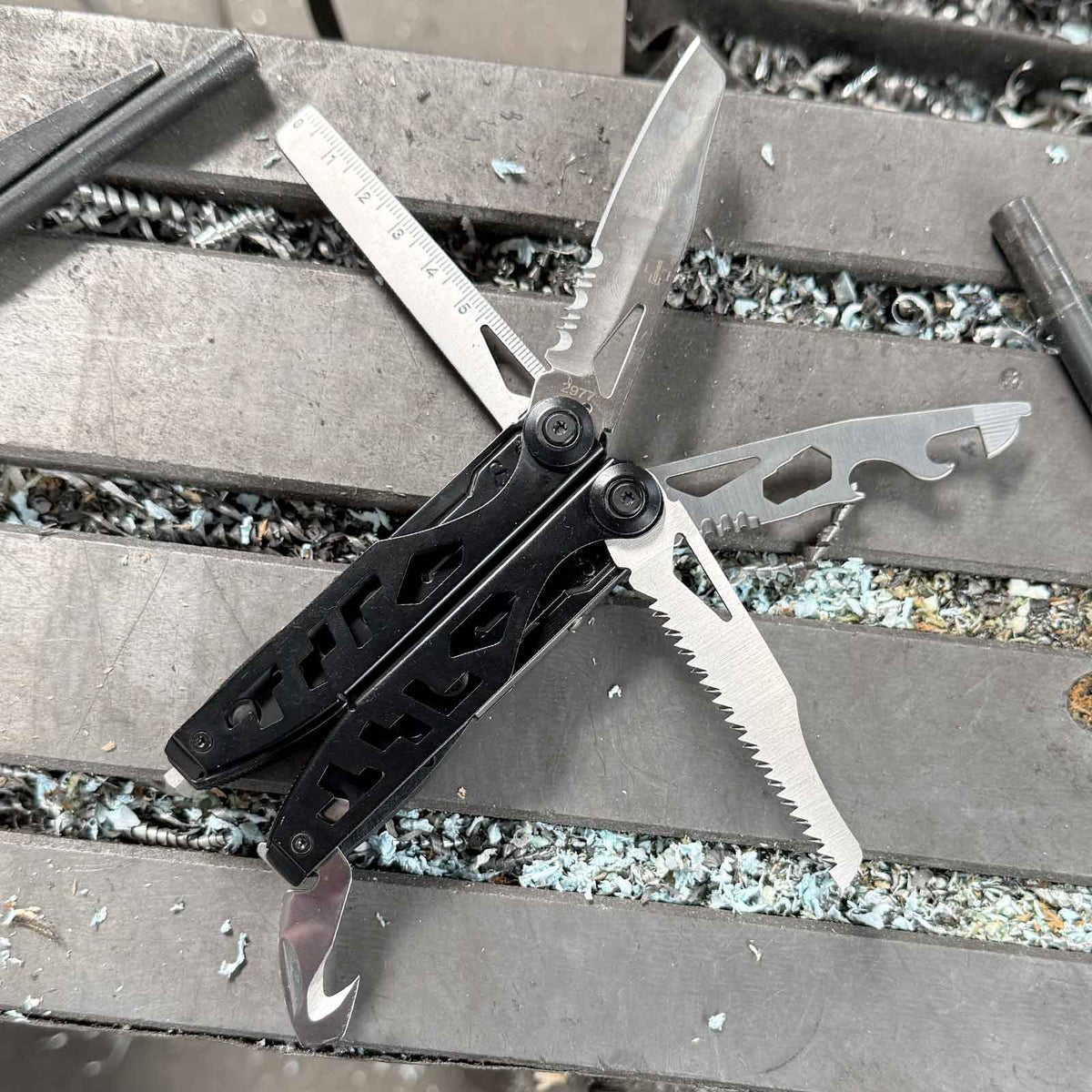 Böker Plus Specialist II Multitool mit 13 Funktionen und Nylonetui – geöffnetes Messer