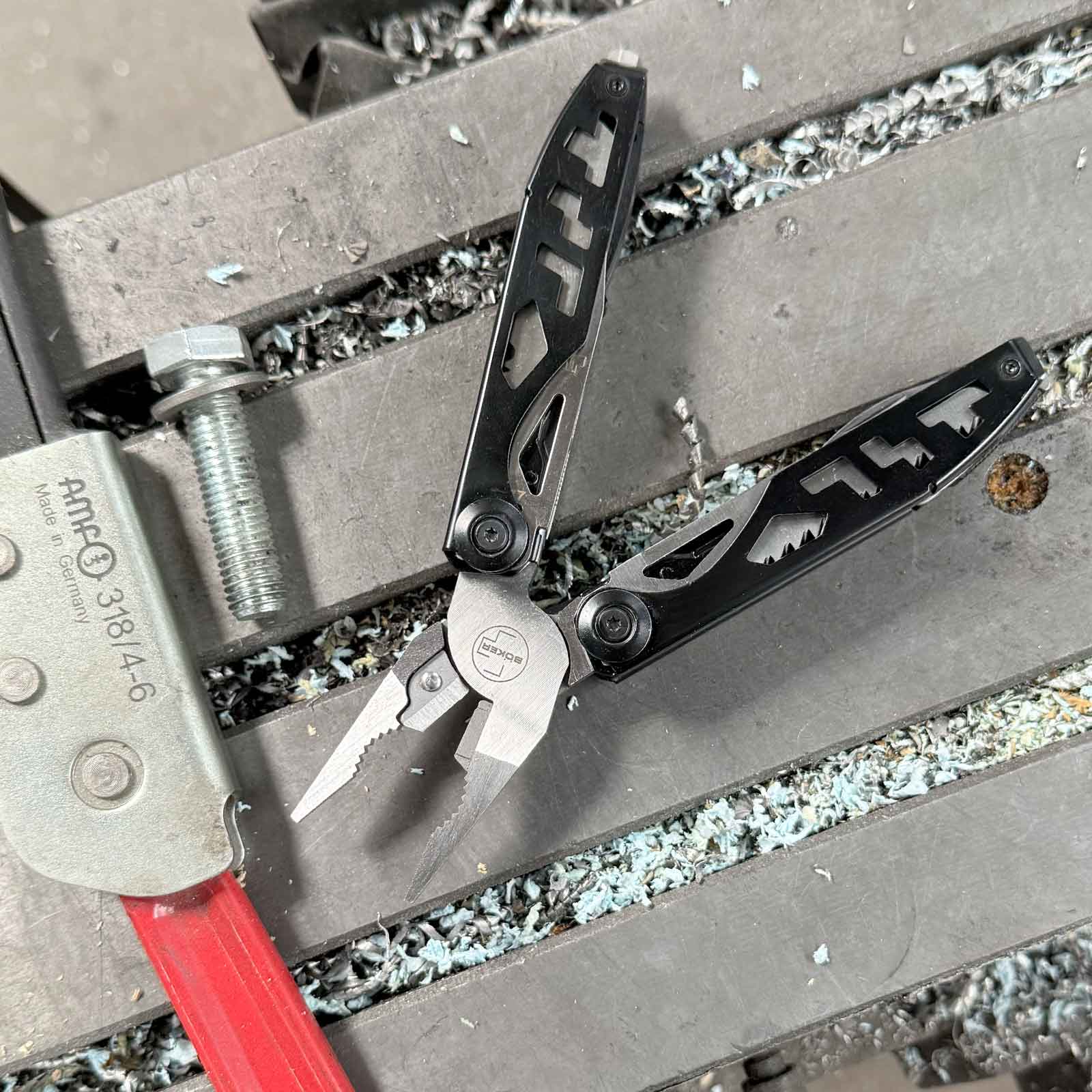 Böker Plus Specialist II Multitool mit 13 Funktionen und Nylonetui – Produktansicht des Messers – Detailansicht 1