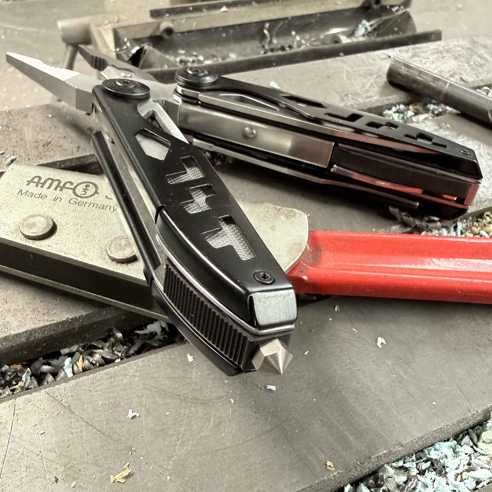 Böker Plus Specialist II Multitool mit 13 Funktionen und Nylonetui – Bezel, Linse und Frontansicht