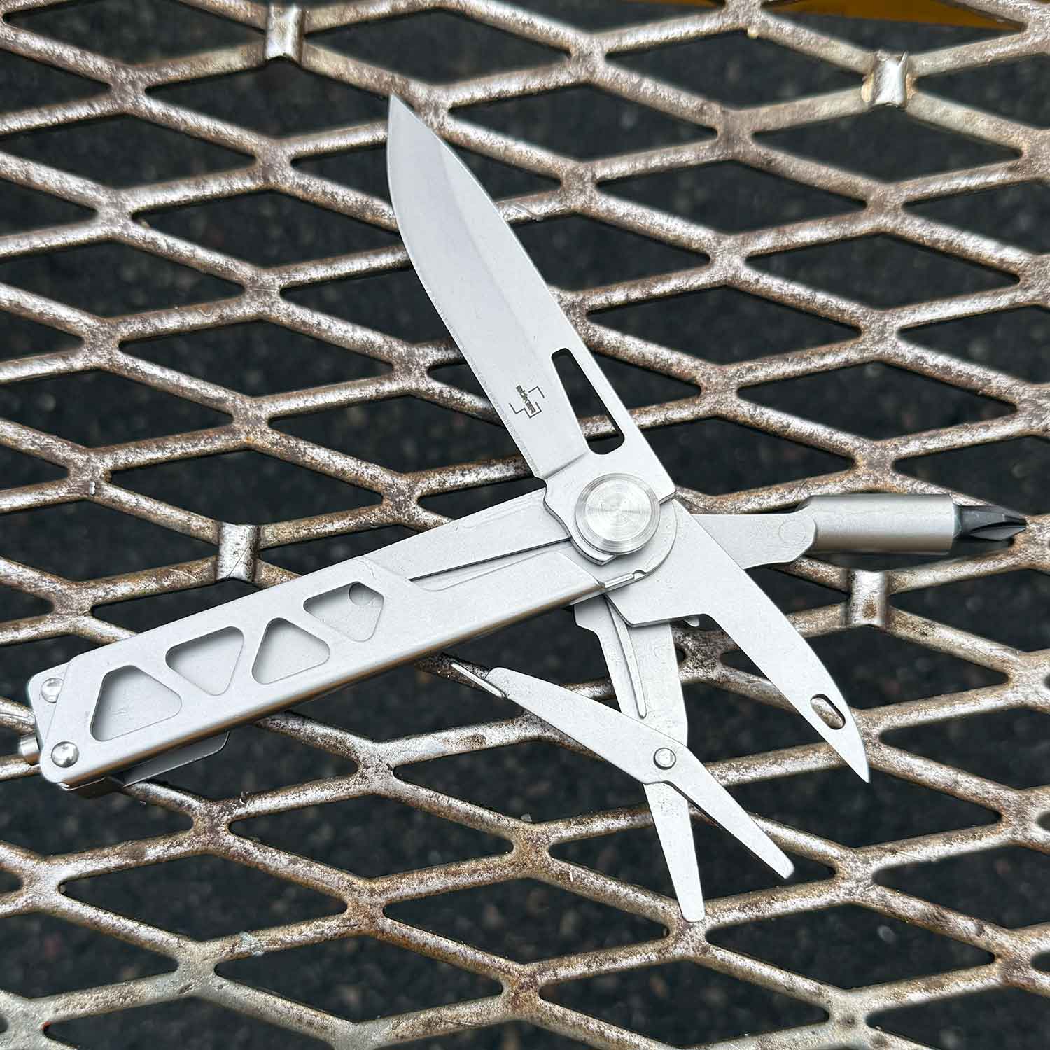 Böker Plus Specialist Half-Tool – Kompaktes Multitool mit Bithalter & Holster