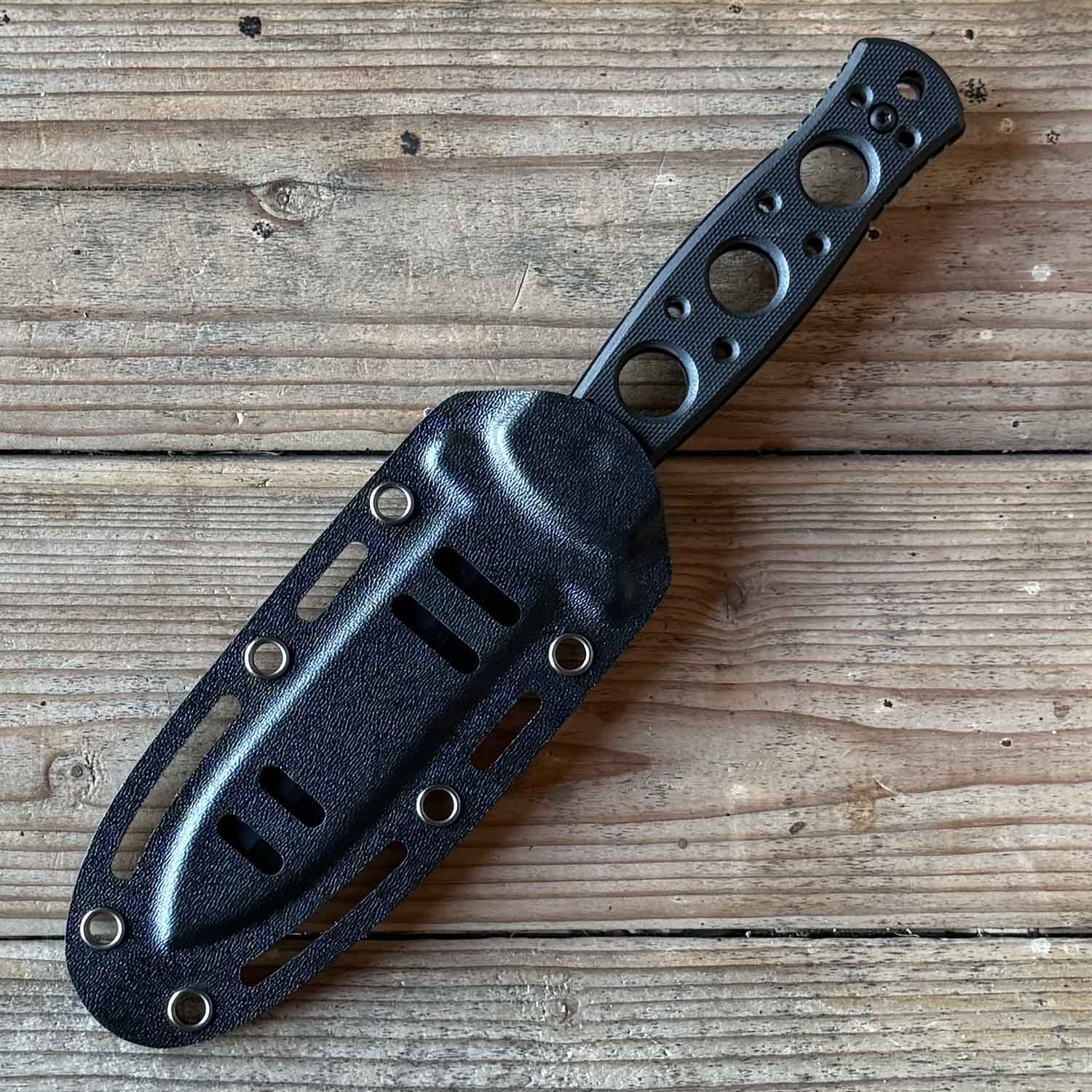 Böker Plus Steel-Mariner - Tauchermesser mit titanbeschichteter Klinge & Kydexscheide – Detailansicht