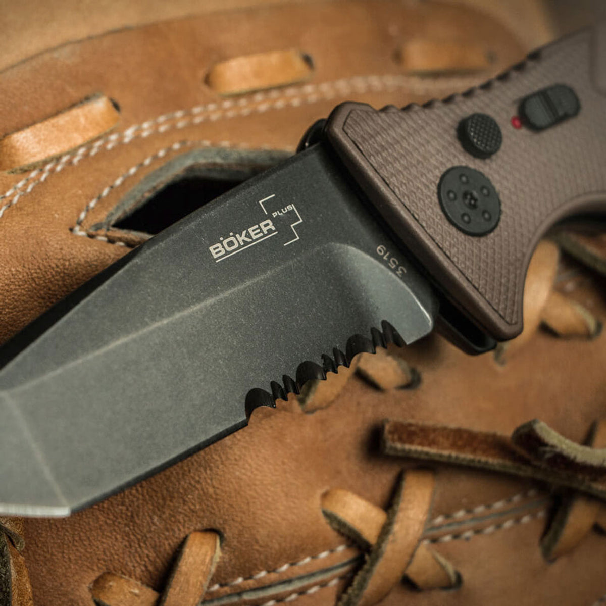 Böker Plus Strike Tanto Coyote braun - Taschenmesser mit umsetzbarem Clip – Detailansicht