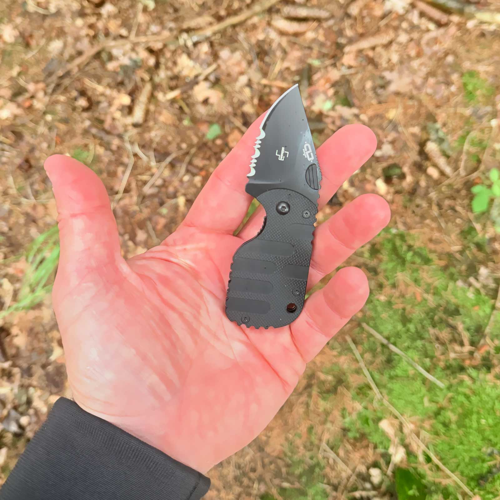 Böker Plus Subcom 2.0 All Black – In der Hand in schwarz