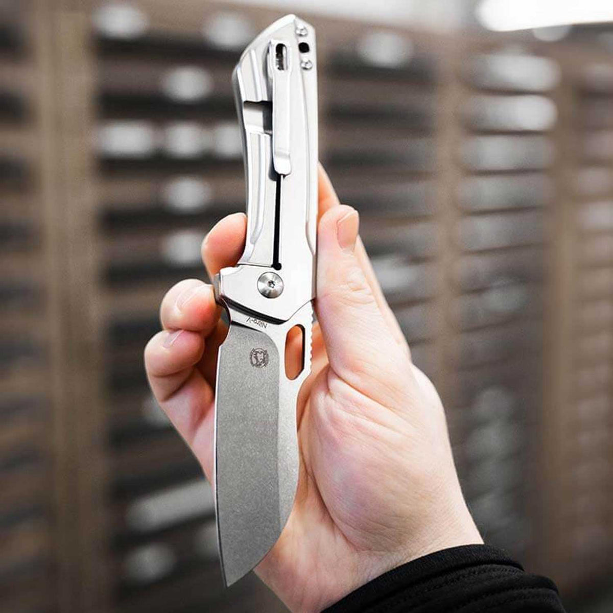 Böker Plus Swoopy – Edles EDC Messer mit Nitro-V Klinge, G10 Griff & Tip-Up Clip – Detailansicht
