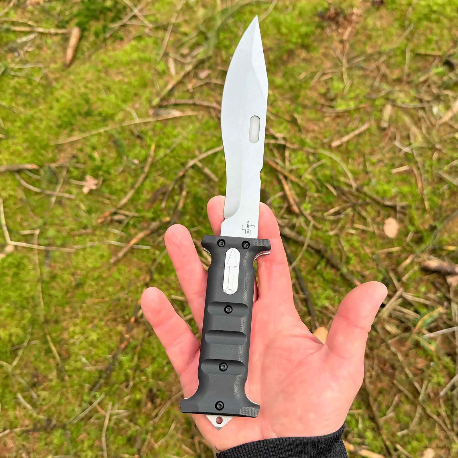 Böker Plus Extension Knife – Verlängerungsmesser mit D2 Klinge und Kydexscheide – Größenvergleich in der Hand, Klinge und Schneide – Detailansicht 2
