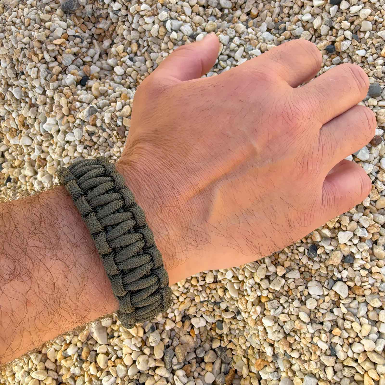 WE Knife Survival Bracelet - Überlebensarmband aus Paracord mit Signalpfeife – Größenvergleich in der Hand