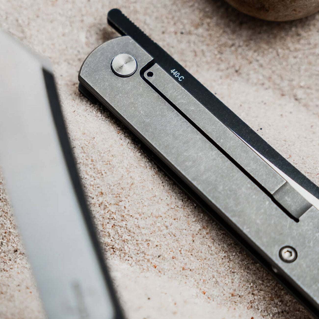 Böker Plus Zenshin Taschenmesser – Edelstahl & Messing §42a – Detailansicht