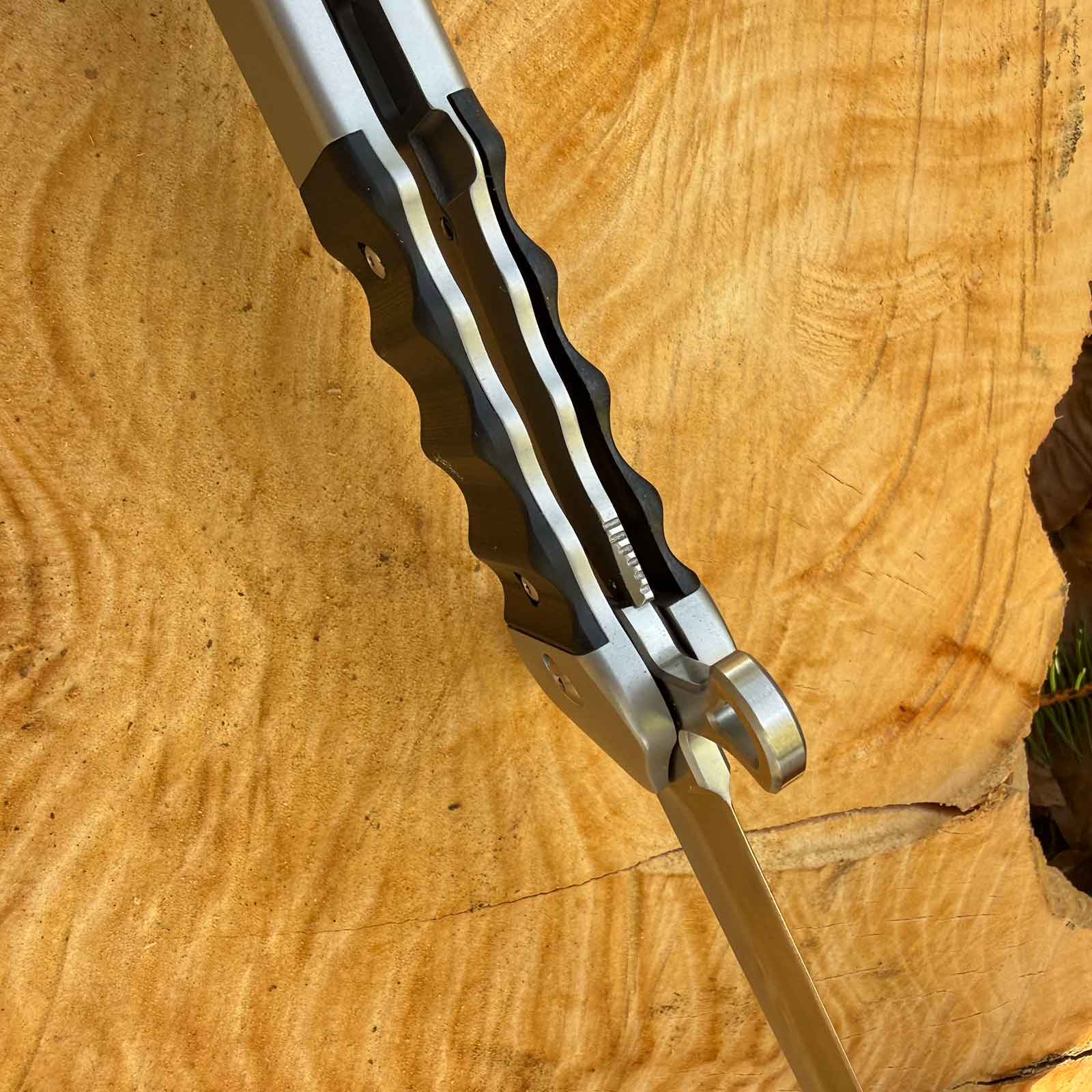 Böker Plus Inarsil – großes Taschenmesser in Schwert-Optik mit Flipper & Linerlock – Produktansicht des Messers – Detailansicht 5