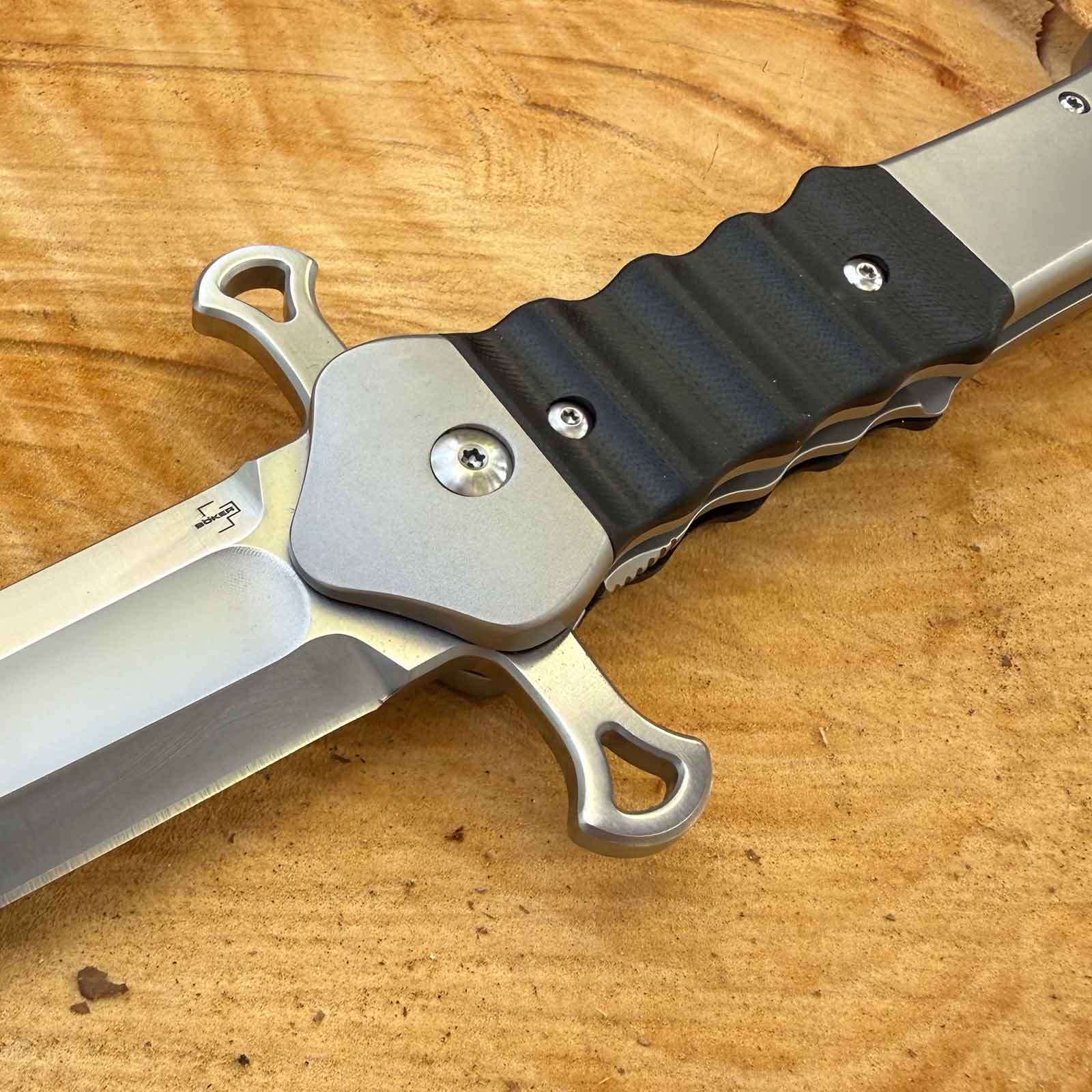 Böker Plus Inarsil – großes Taschenmesser in Schwert-Optik mit Flipper & Linerlock – Produktansicht des Messers – Detailansicht 6
