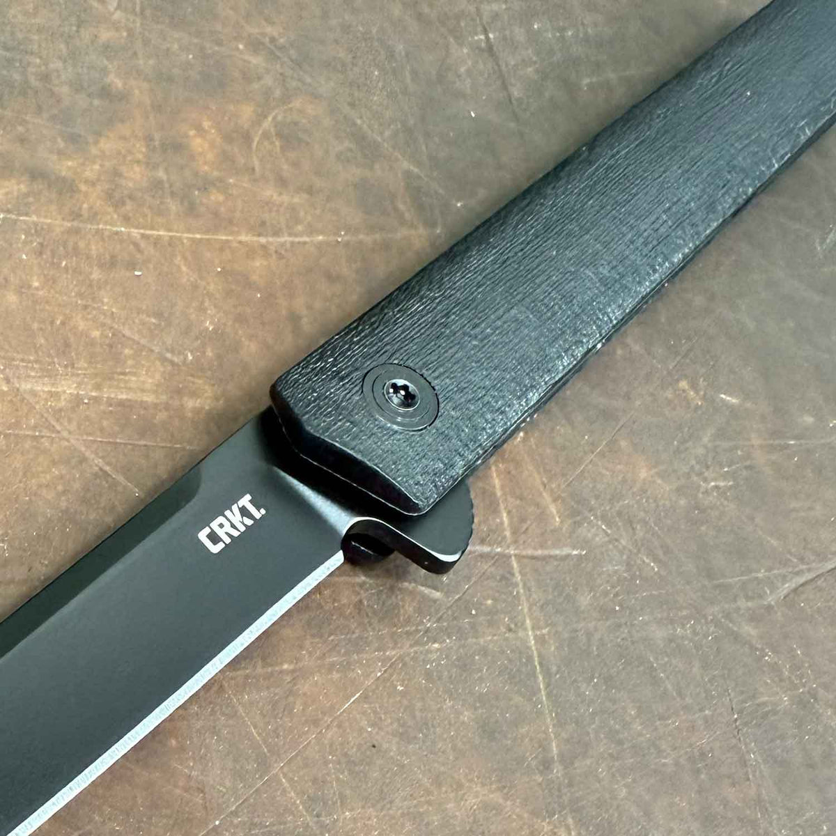 CRKT CEO Black – Schlankes EDC Taschenmesser mit AUS-8 Klinge und Tip-Down Clip – Detailansicht