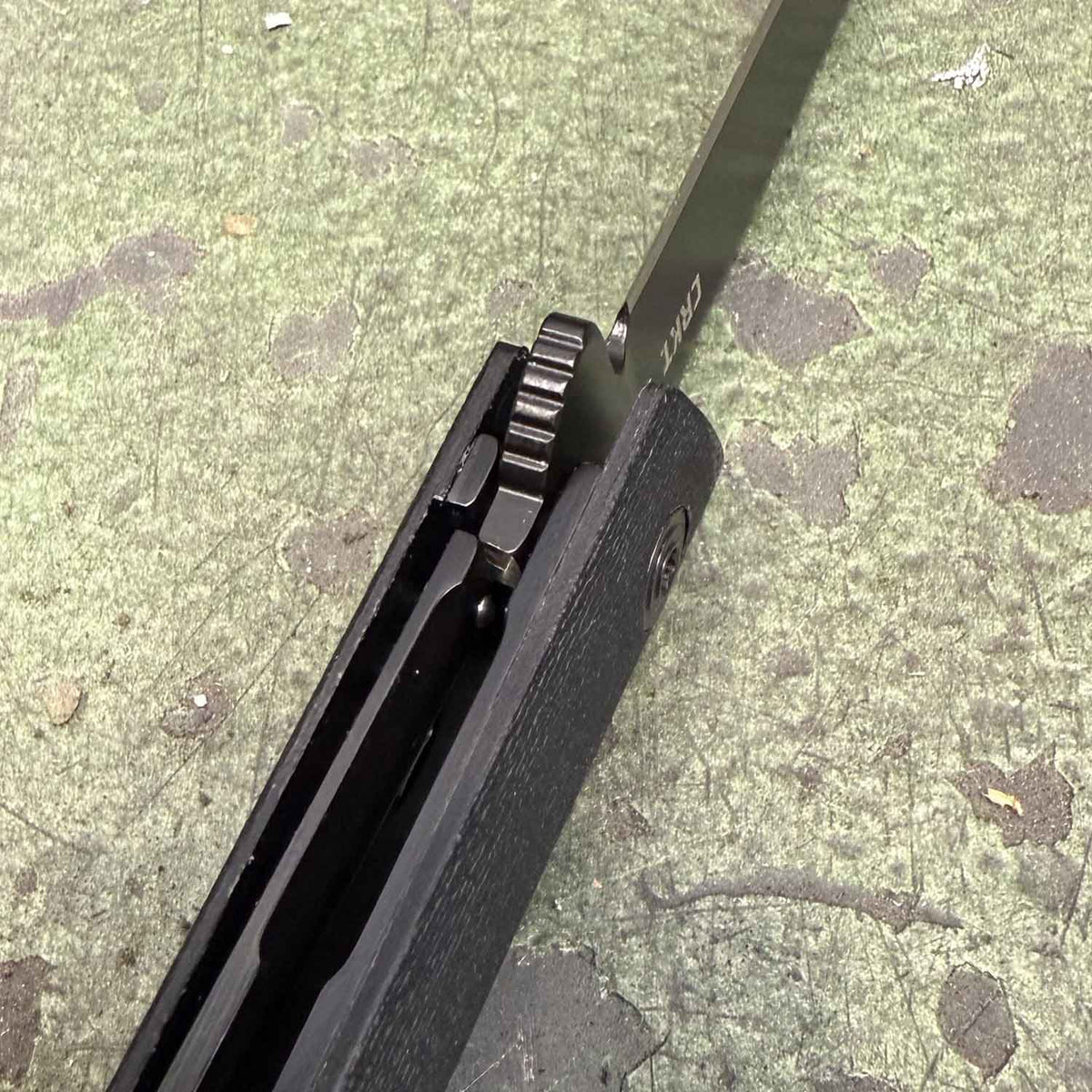 CRKT CEO Black – Schlankes EDC Taschenmesser mit AUS-8 Klinge und Tip-Down Clip – Detailansicht