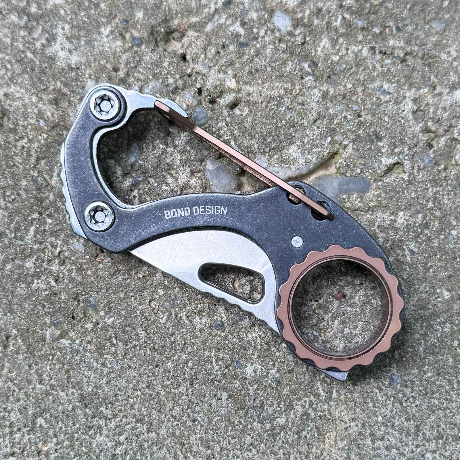 CRKT Compano – Mini-Taschenmesser mit Karabiner für den Schlüsselbund – Messeransicht