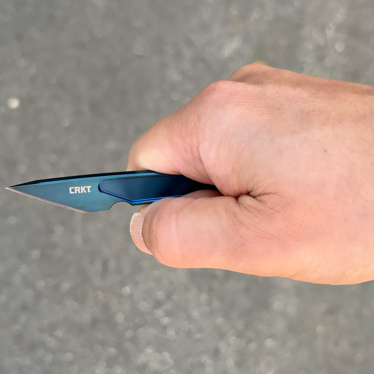 CRKT HangTi Blue – Ultraleichtes Titan Neck Knife mit Kydexscheide – Detailansicht