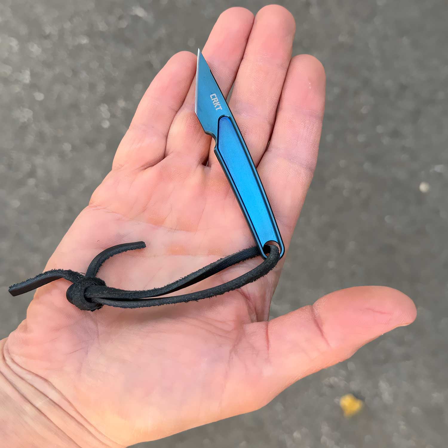 CRKT HangTi Blue – Ultraleichtes Titan Neck Knife mit Kydexscheide