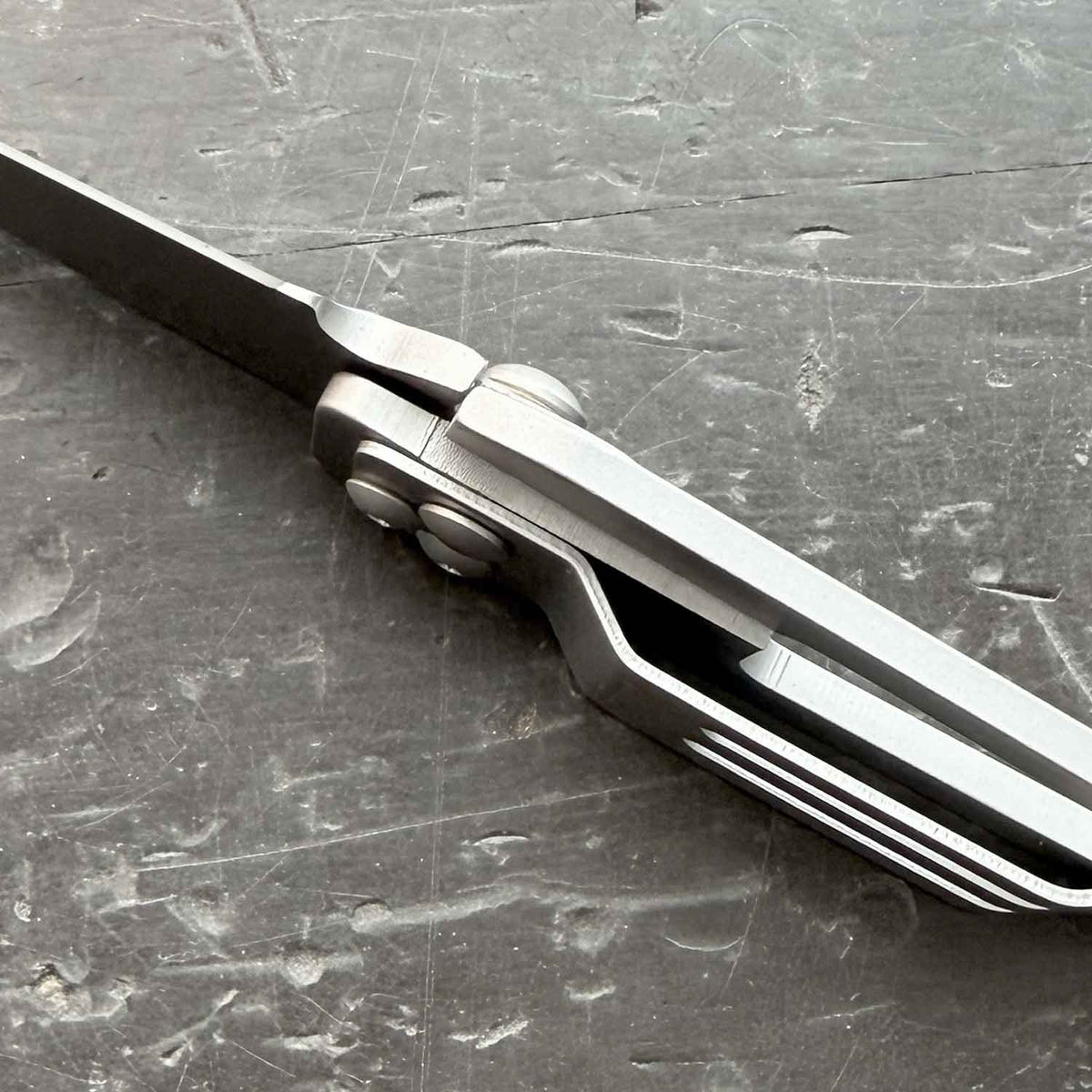 CRKT K.I.S.S. – Schlankes Taschenmesser mit Tanto-Klinge und Tip-Up Clip – Detailansicht