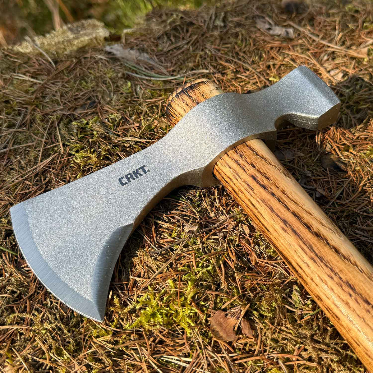 CRKT Woods Chogan T-Hawk Axt / Tomahawk - Outdoor Handbeil mit Hickoryholzgriff – Detailansicht