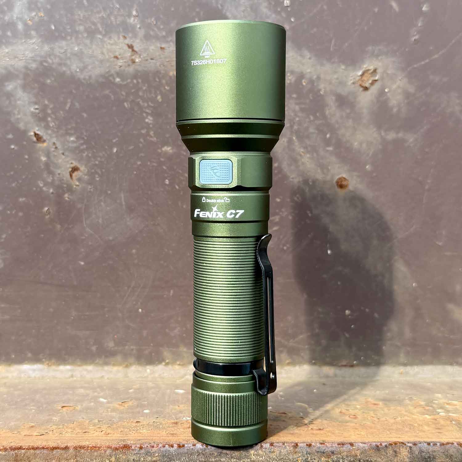 Fenix C7 – LED Taschenlampe mit Akku und USB-C Ladeport 3000 Lumen Army Green (B-Ware)
