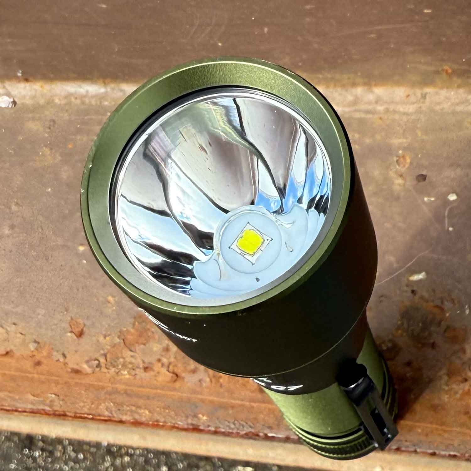 Fenix C7 – LED Taschenlampe mit Akku und USB-C Ladeport 3000 Lumen Army Green (B-Ware) – Detailansicht
