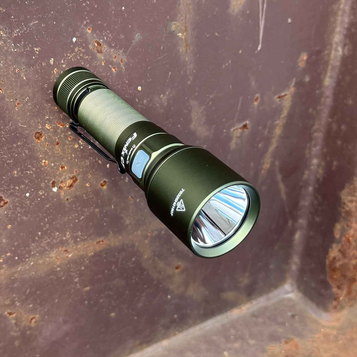 Fenix C7 – LED Taschenlampe mit Akku und USB-C Ladeport 3000 Lumen Army Green (B-Ware) – Detailansicht