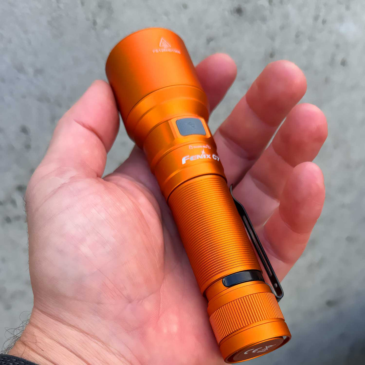 Fenix C7 – LED Taschenlampe mit Akku und USB-C Ladeport 3000 Lumen orange (B-Ware) – Detailansicht