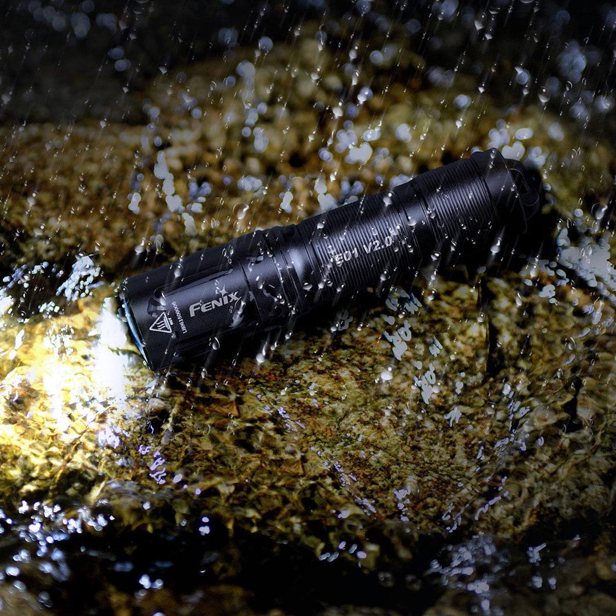 Fenix E01 V2.0 LED Schlüsselbundleuchte, AAA Batterie, Akku, EDC, Einhandbedienung – Detailansicht