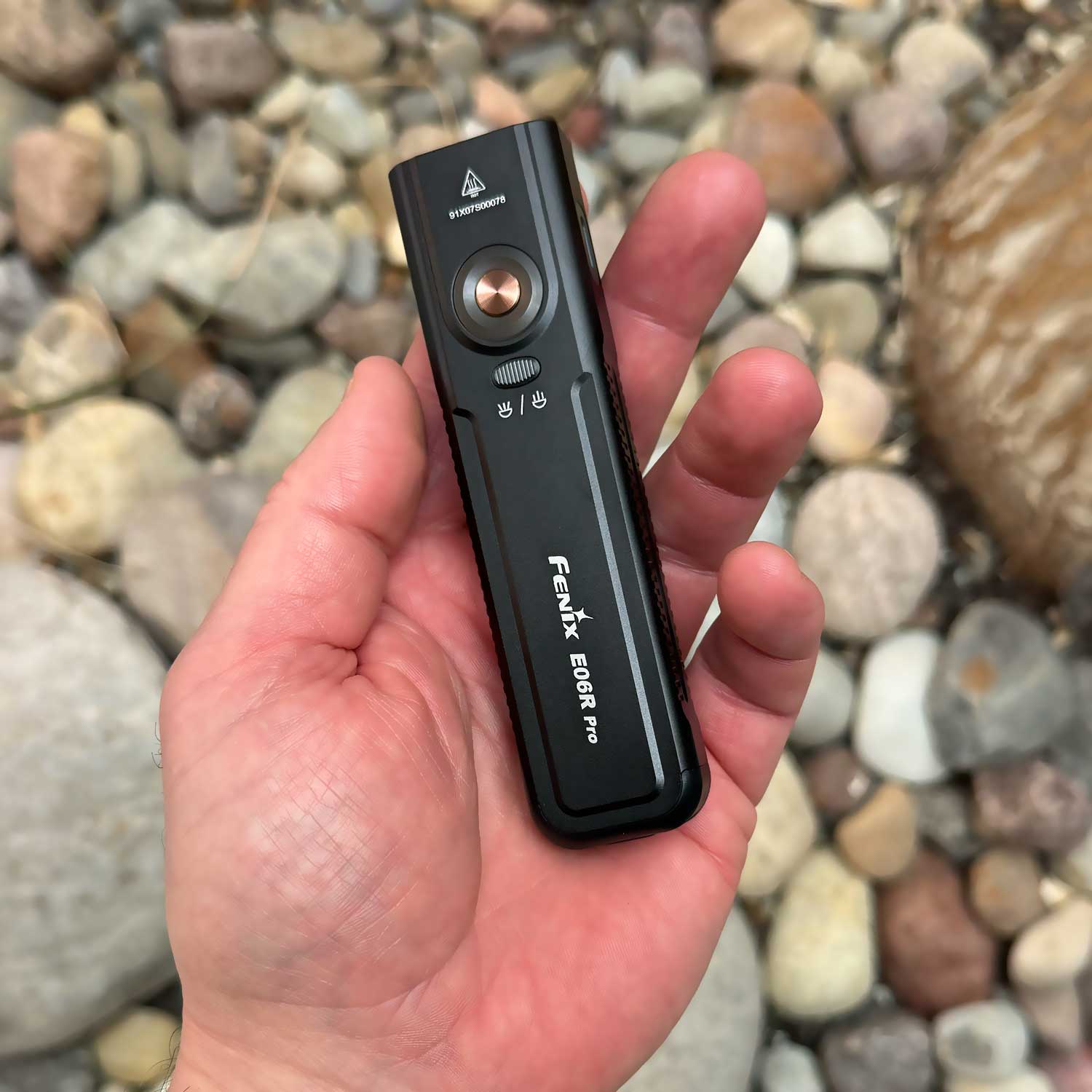 Fenix E06R Pro – Flache EDC-Taschenlampe mit UV-Licht & Laser 1600 Lumen USB-C – Detailansicht