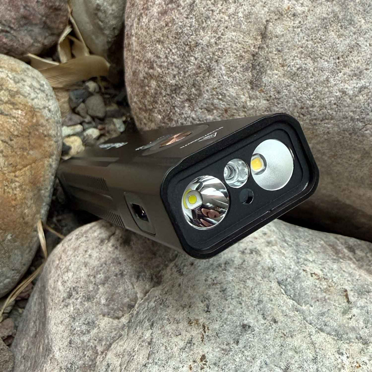 Fenix E06R Pro – Flache EDC-Taschenlampe mit UV-Licht & Laser 1600 Lumen USB-C – Detailansicht