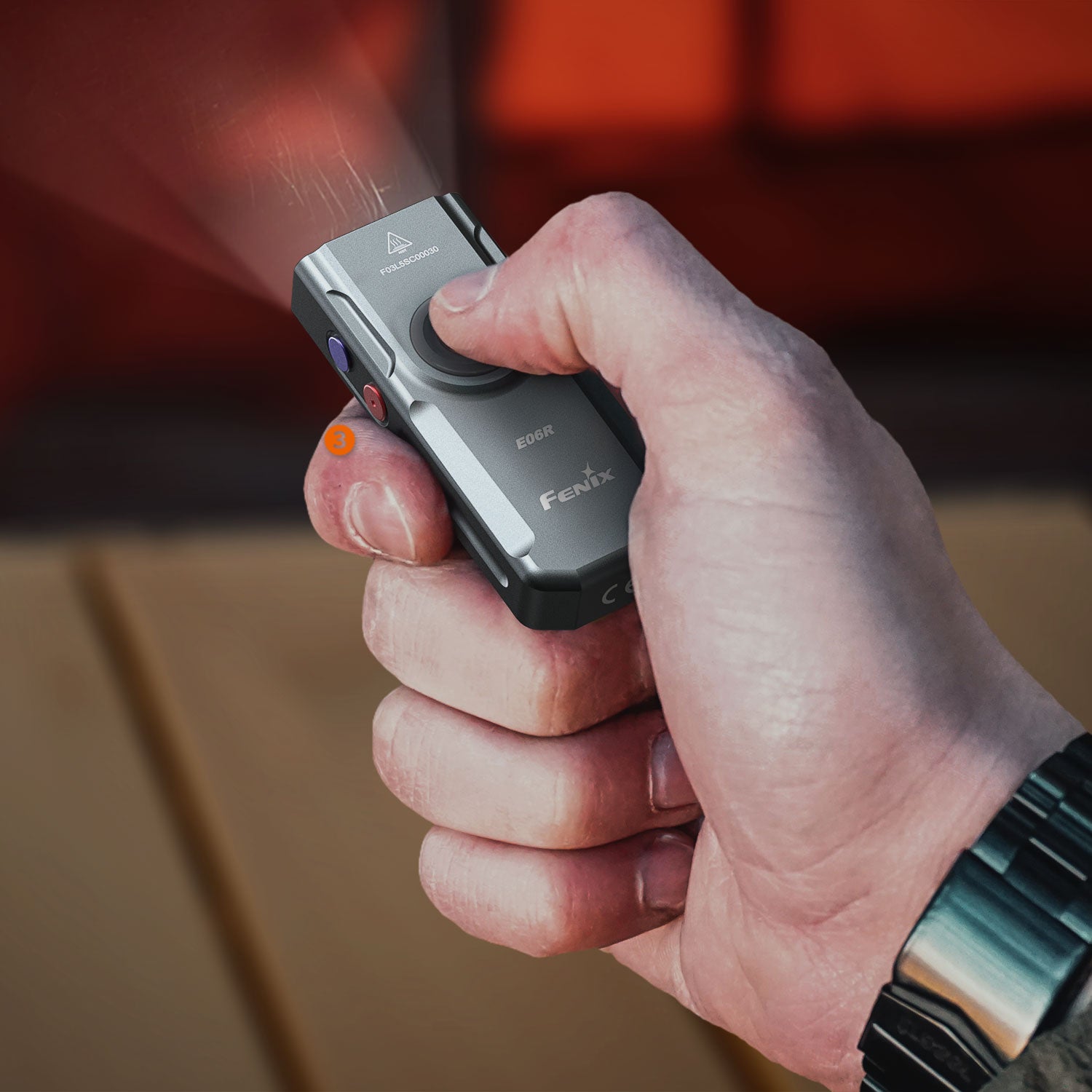Fenix E06R – Schlüsselbundlampe mit USB-C 700 Lumen + UV-Licht & Laserpointer – Farbvariante grau, Größenvergleich in der Hand – Detailansicht 2