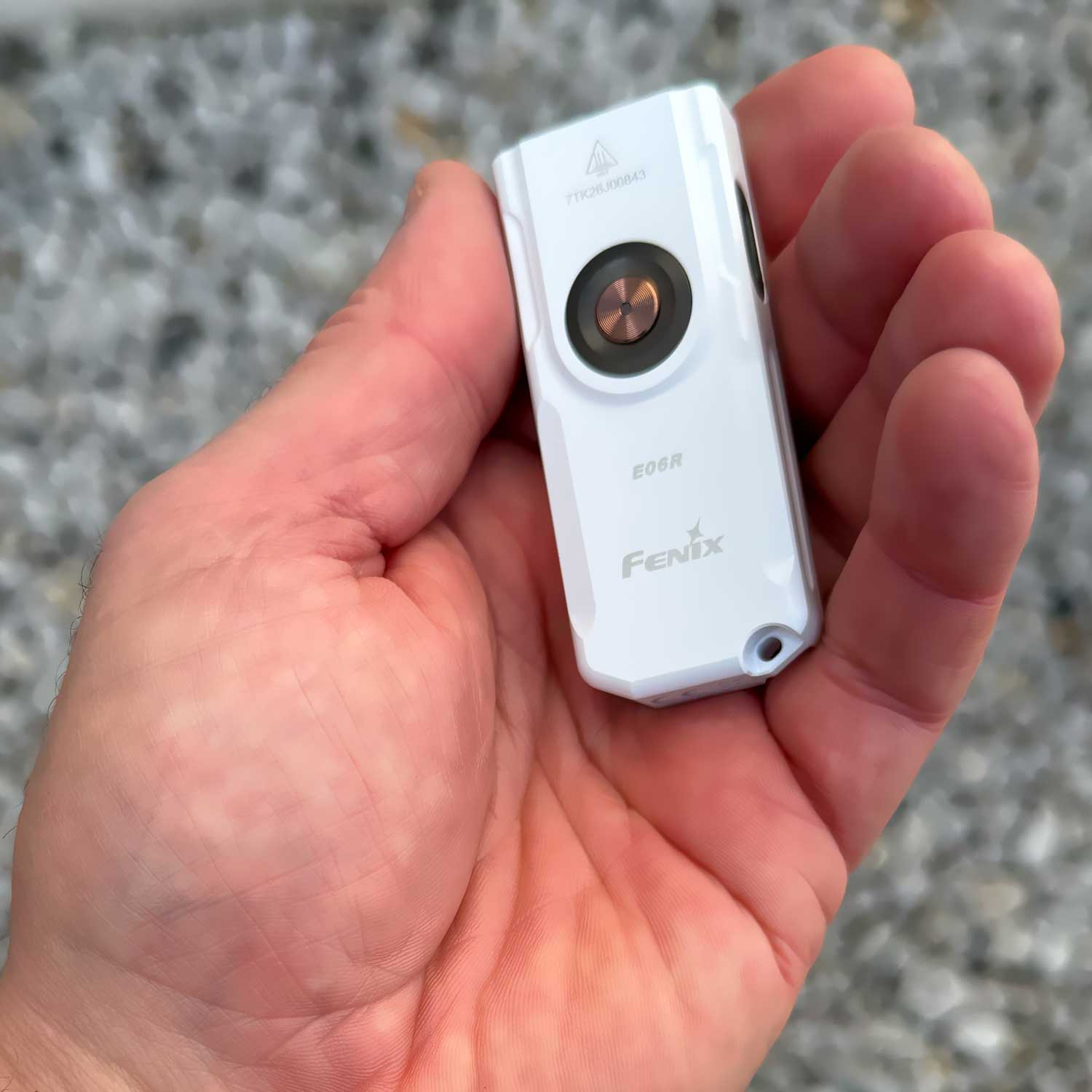 Fenix E06R – Schlüsselbundlampe mit 700 lm, UV-Licht & rotem Laser