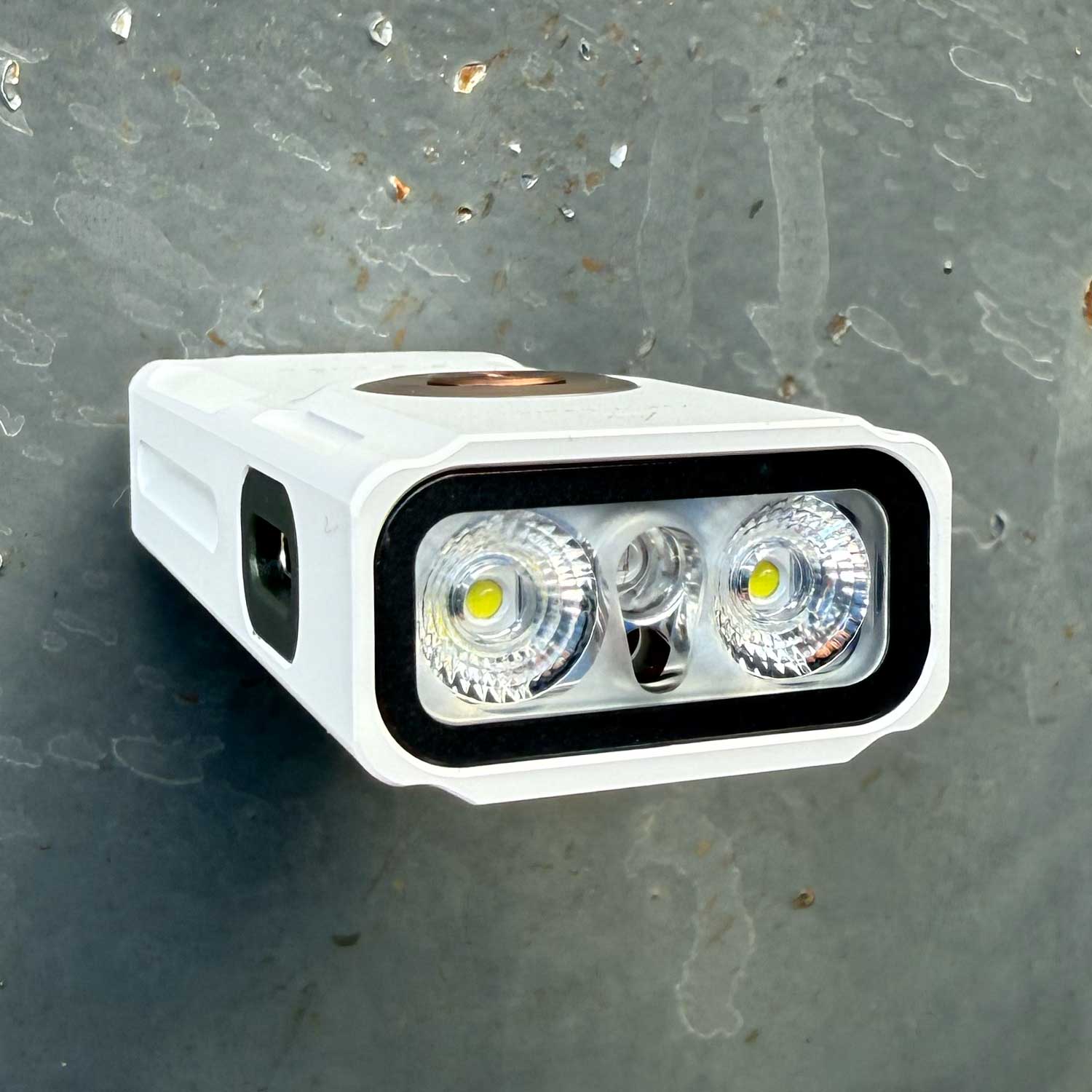 Fenix E06R – Schlüsselbundlampe mit 700 lm, UV-Licht & rotem Laser