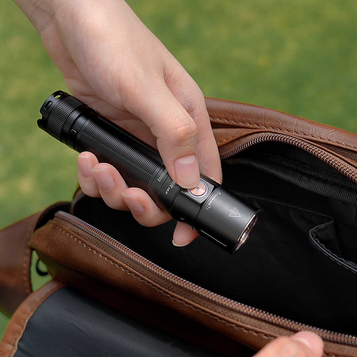 Fenix E28R V2.0 – LED-Taschenlampe – Größenvergleich in der Hand