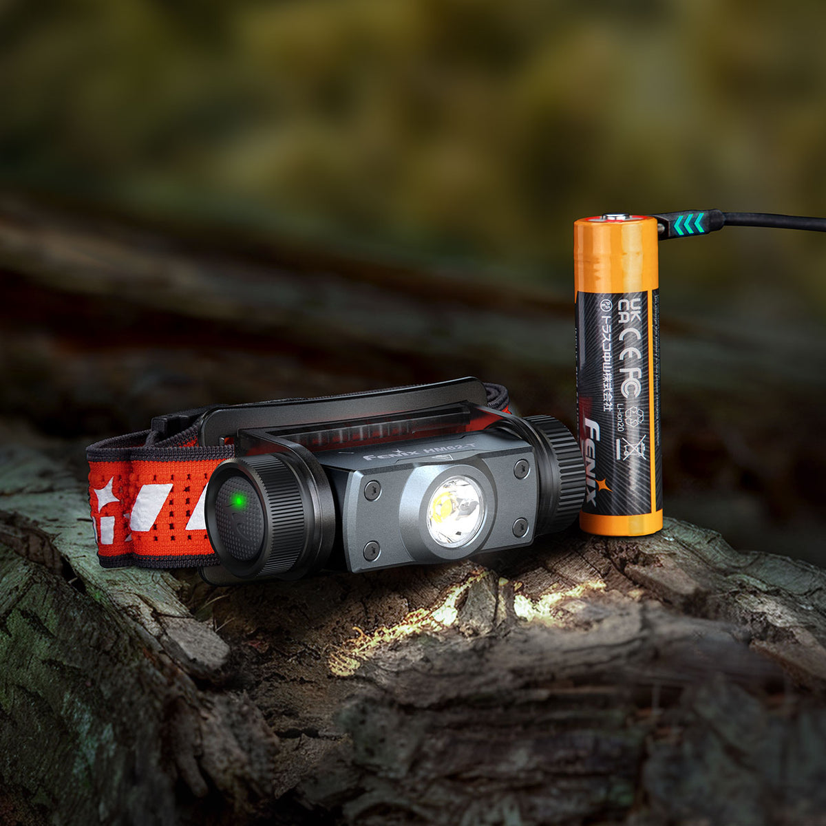 Fenix HM62-T – LED-Stirnlampe mit Rotlicht, 1200 lm, USB-C Akku und Notfallpfeife – USB-C Ladeanschluss / Akku und Energieversorgung