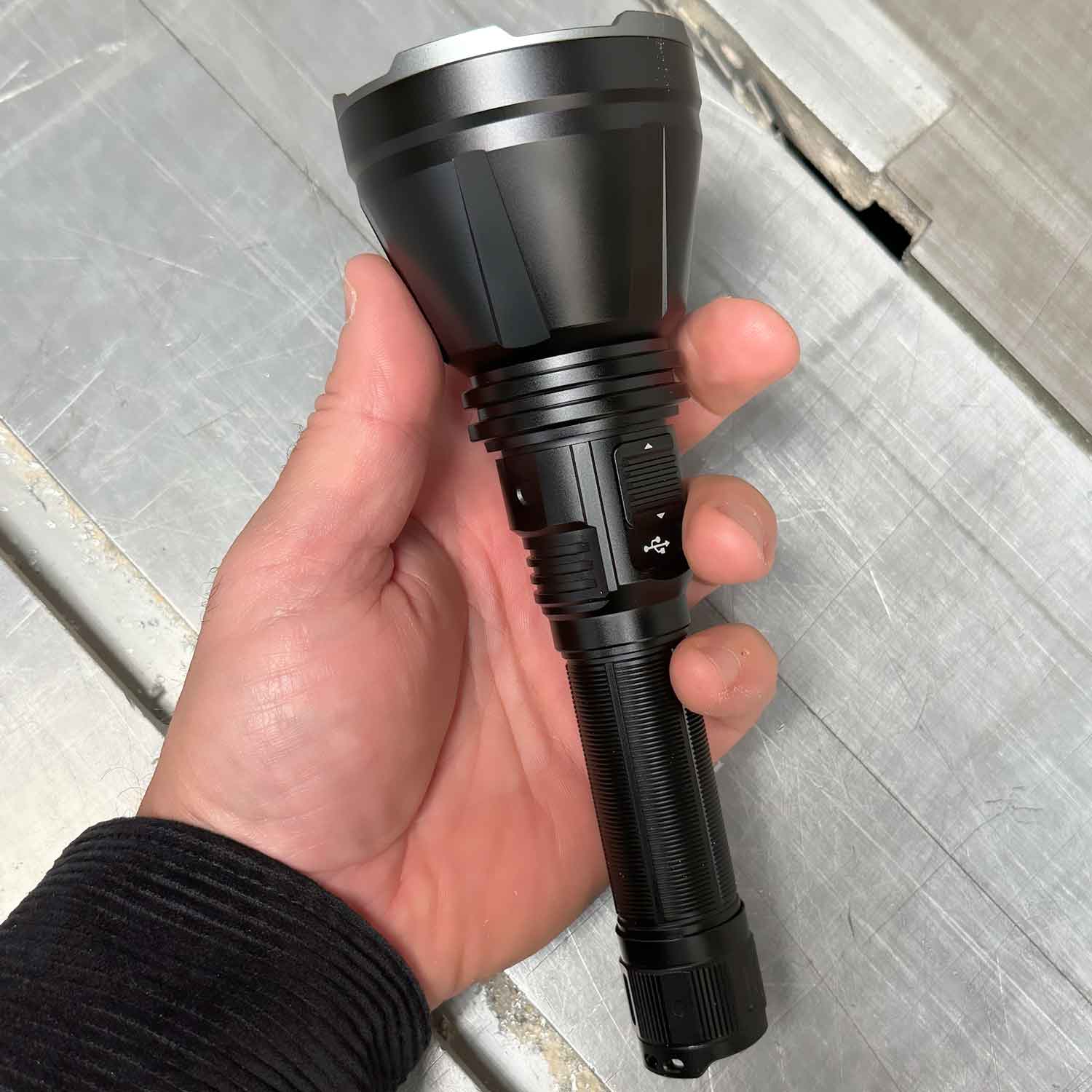 Fenix HT18R V2.0 - Jagd Taschenlampe mit hoher Reichweite 3700 Lumen Akku & USB-C