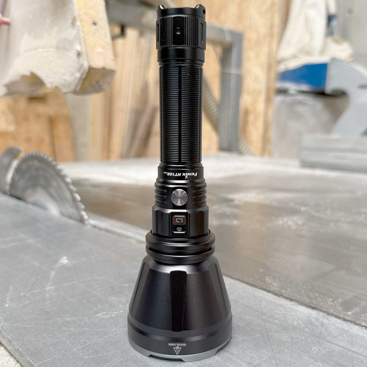 Fenix HT18R V2.0 - Jagd Taschenlampe mit hoher Reichweite 3700 Lumen Akku & USB-C – Detailansicht