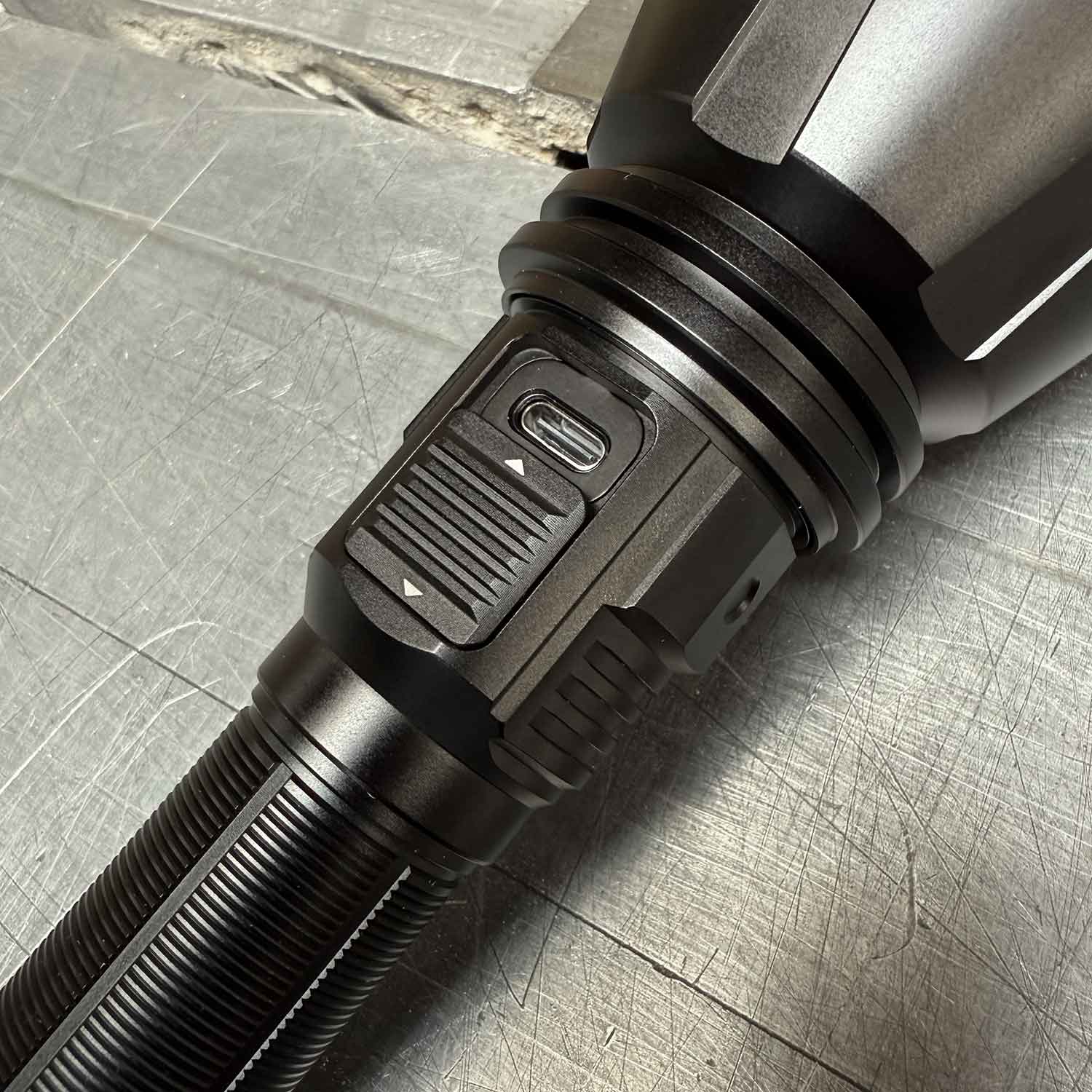 Fenix HT18R V2.0 - Jagd Taschenlampe mit hoher Reichweite 3700 Lumen Akku & USB-C – Detailansicht