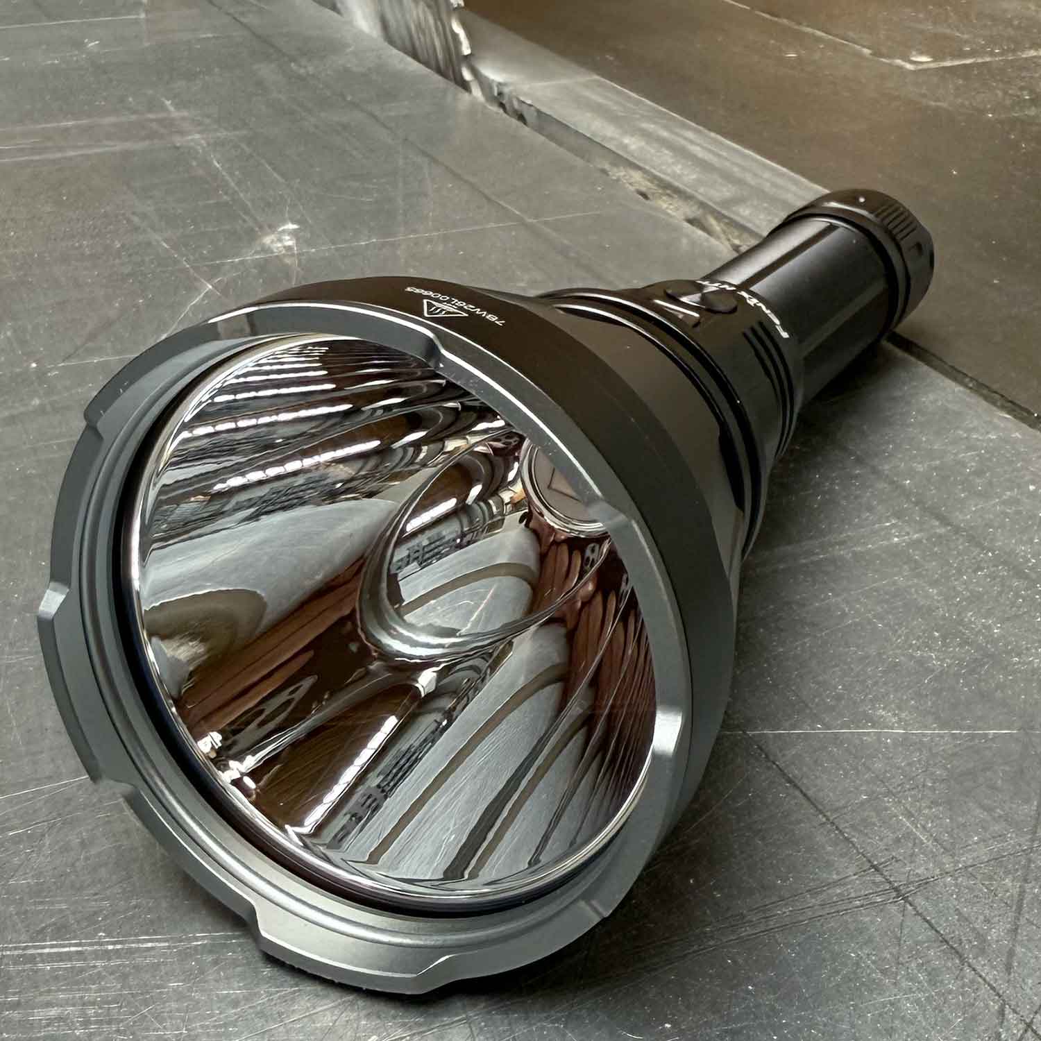 Fenix HT18R V2.0 - Jagd Taschenlampe mit hoher Reichweite 3700 Lumen Akku & USB-C – Detailansicht