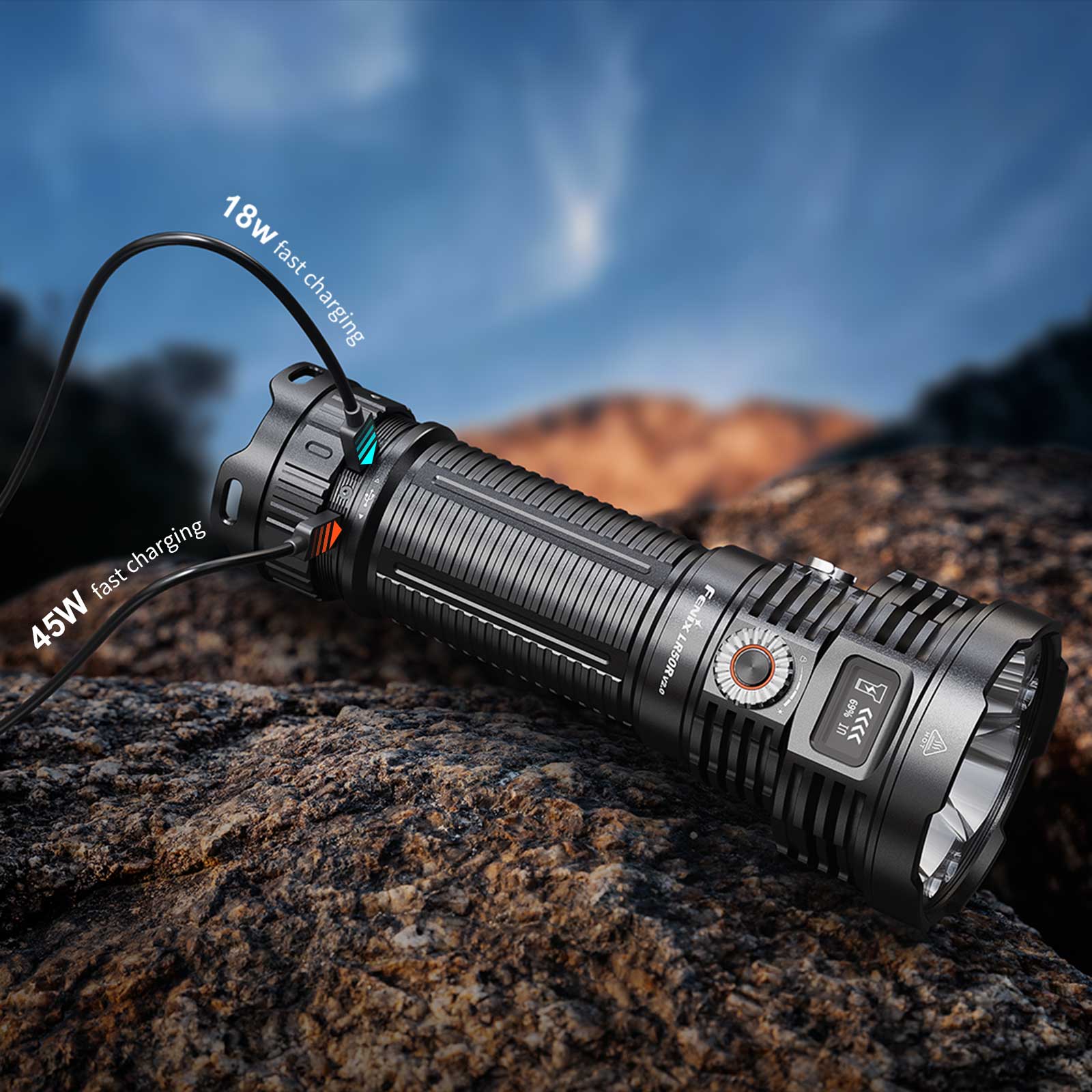 Fenix LR50R V2.0 LED Taschenlampe - Ansicht Detail USB Ladebuchse
