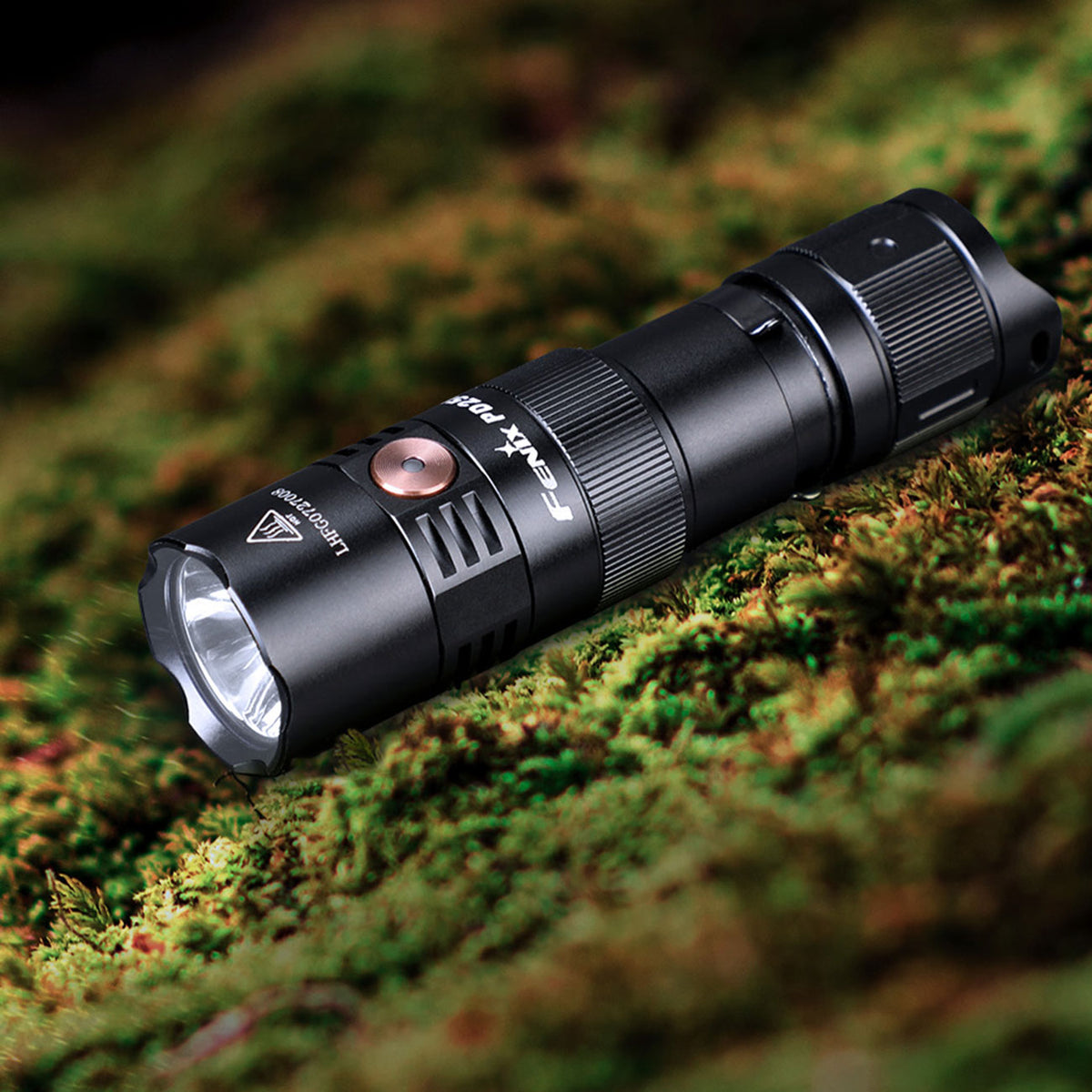 Fenix PD25R LED Taschenlampe 800 Lumen, 250m Leuchtweite,USB-C, Akku, Gürtelclip – Detailansicht